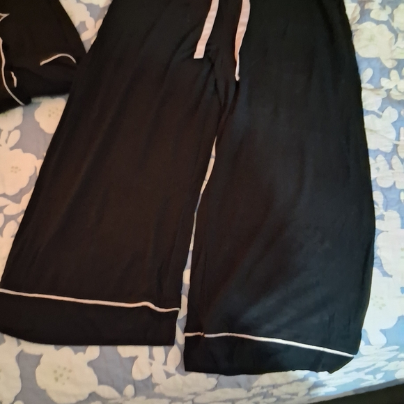 stars above Black Short Sleeve Button-Front Pajama Top with White Piping - Picture 2 of 4